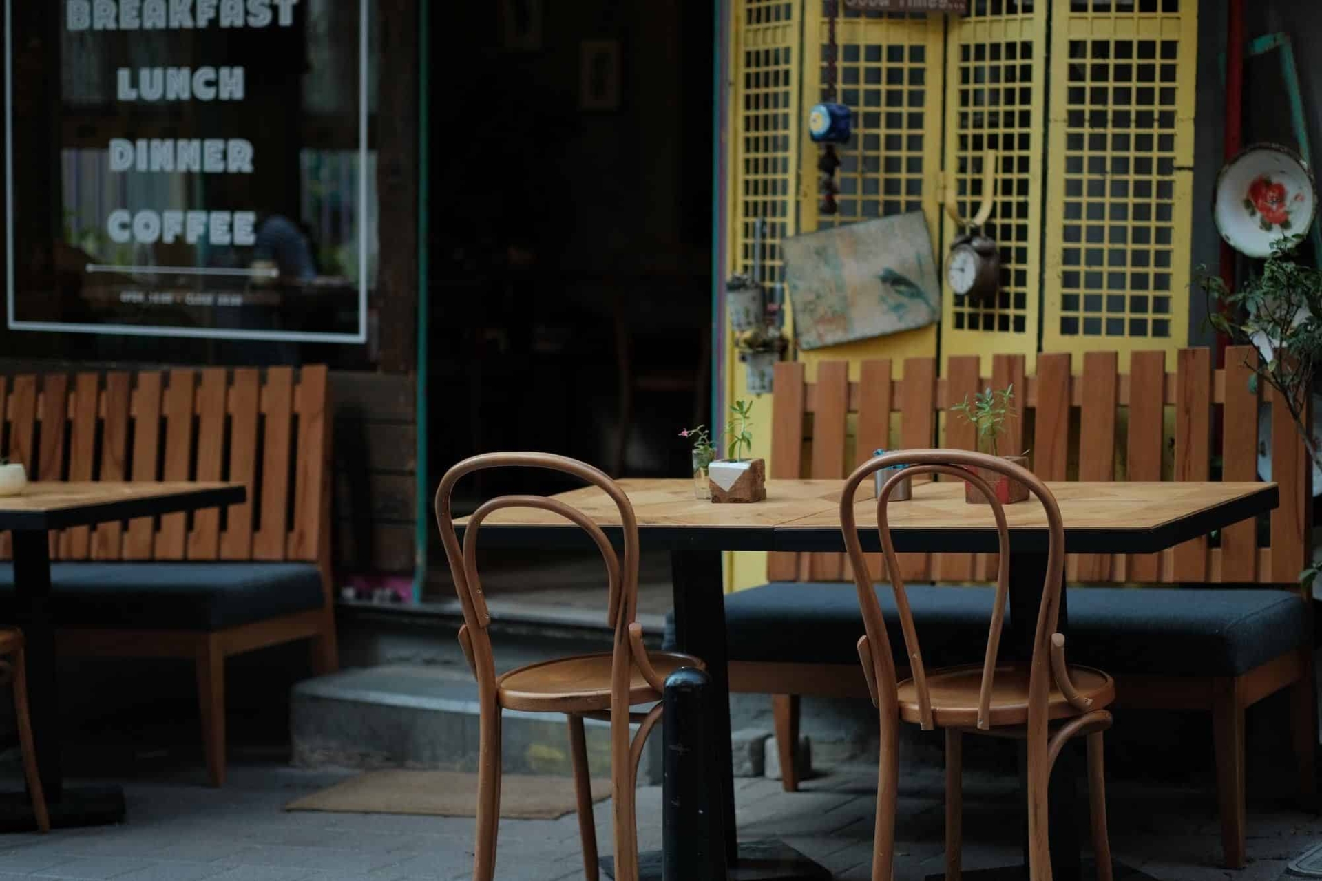 outdoor dining table and chairs